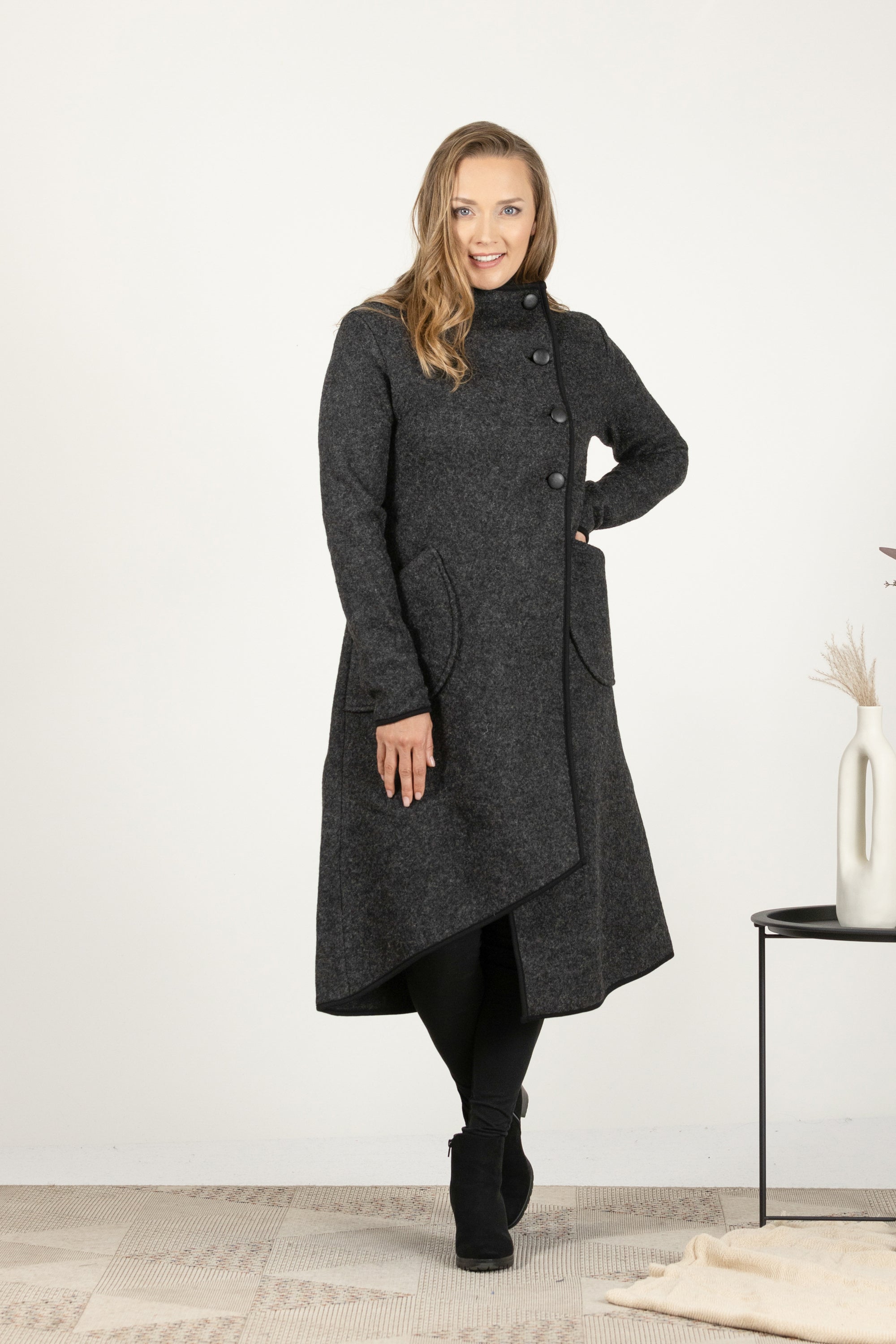 Italian wool coat with front overlap and collar