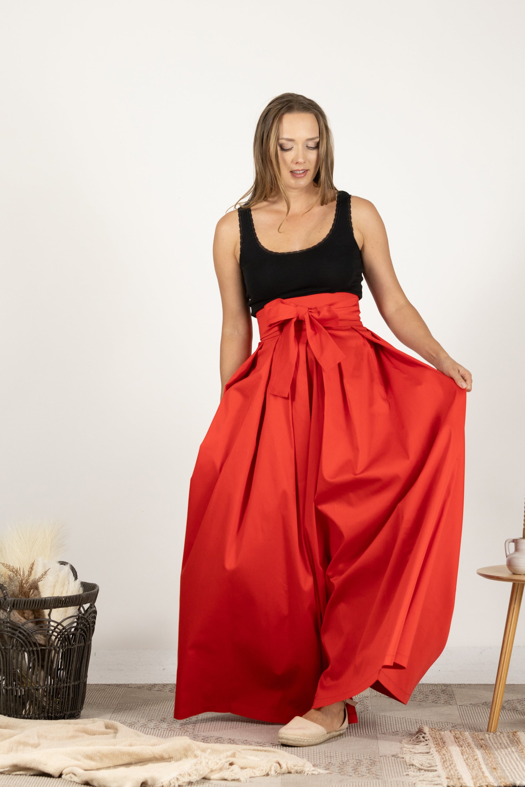High-waisted red skirt in soft cotton