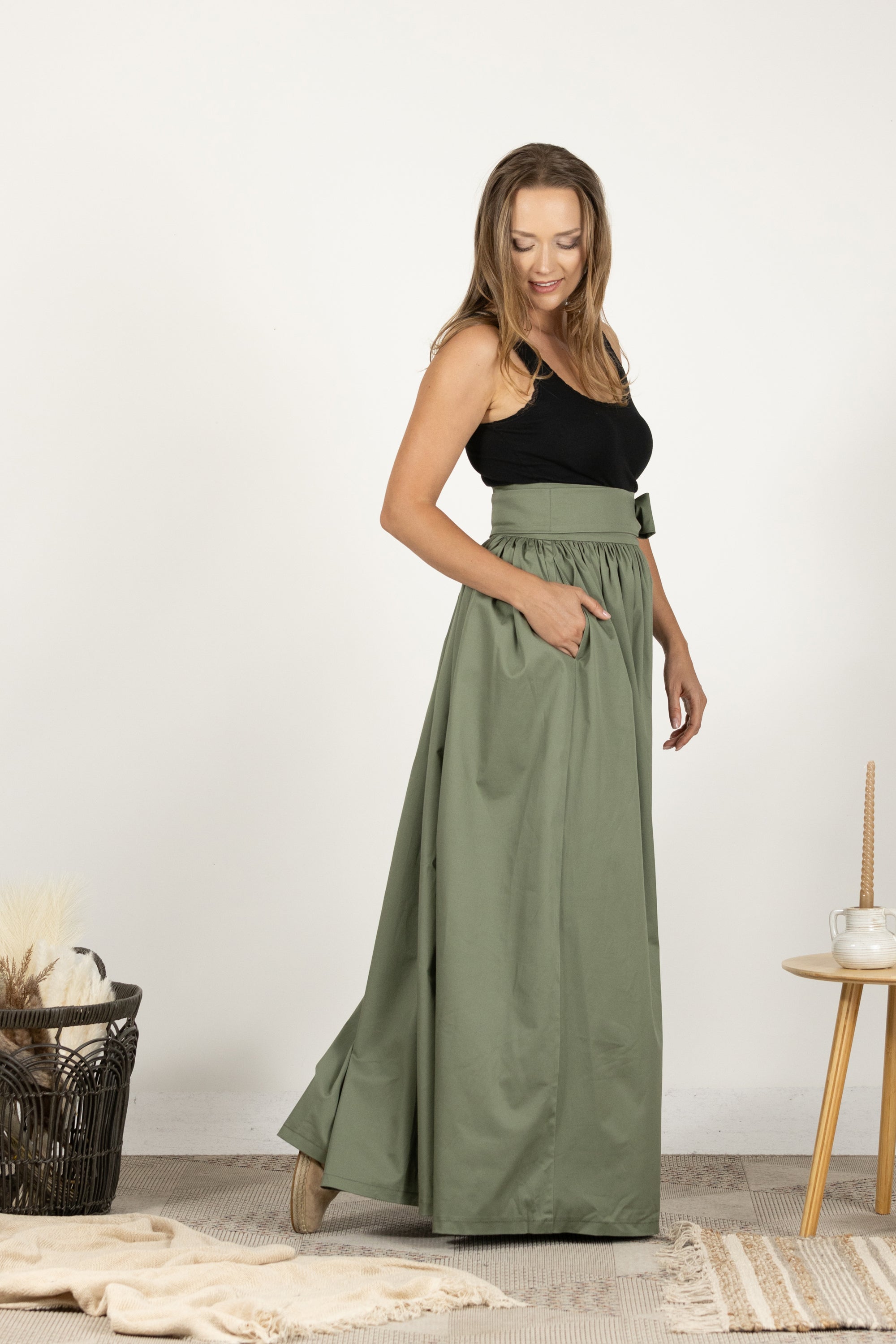 Черна свободна пола с висока талия и джобове