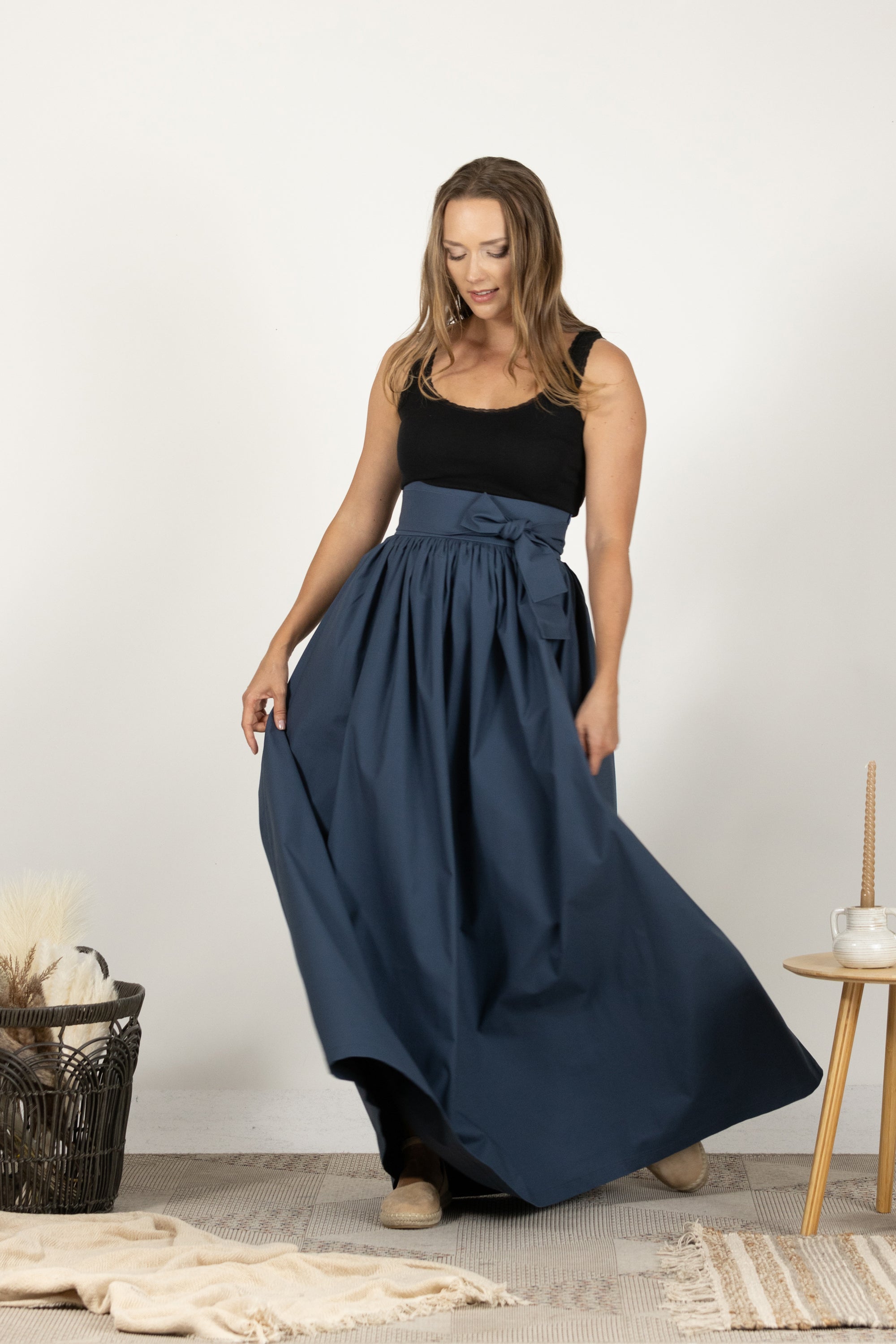 Blue high-waisted skirt suitable for all occasions