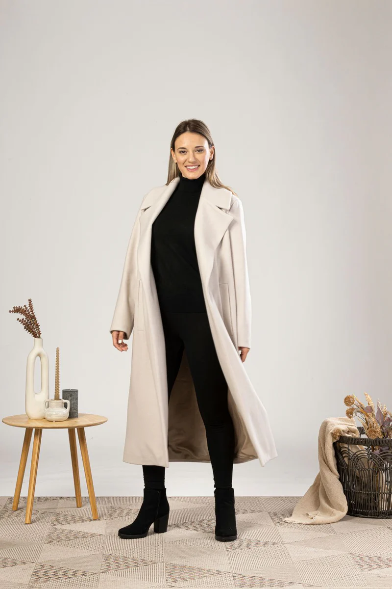 Elegant long coat in wool