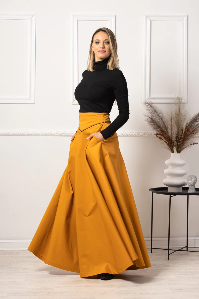 Side view showing skirt’s pockets


