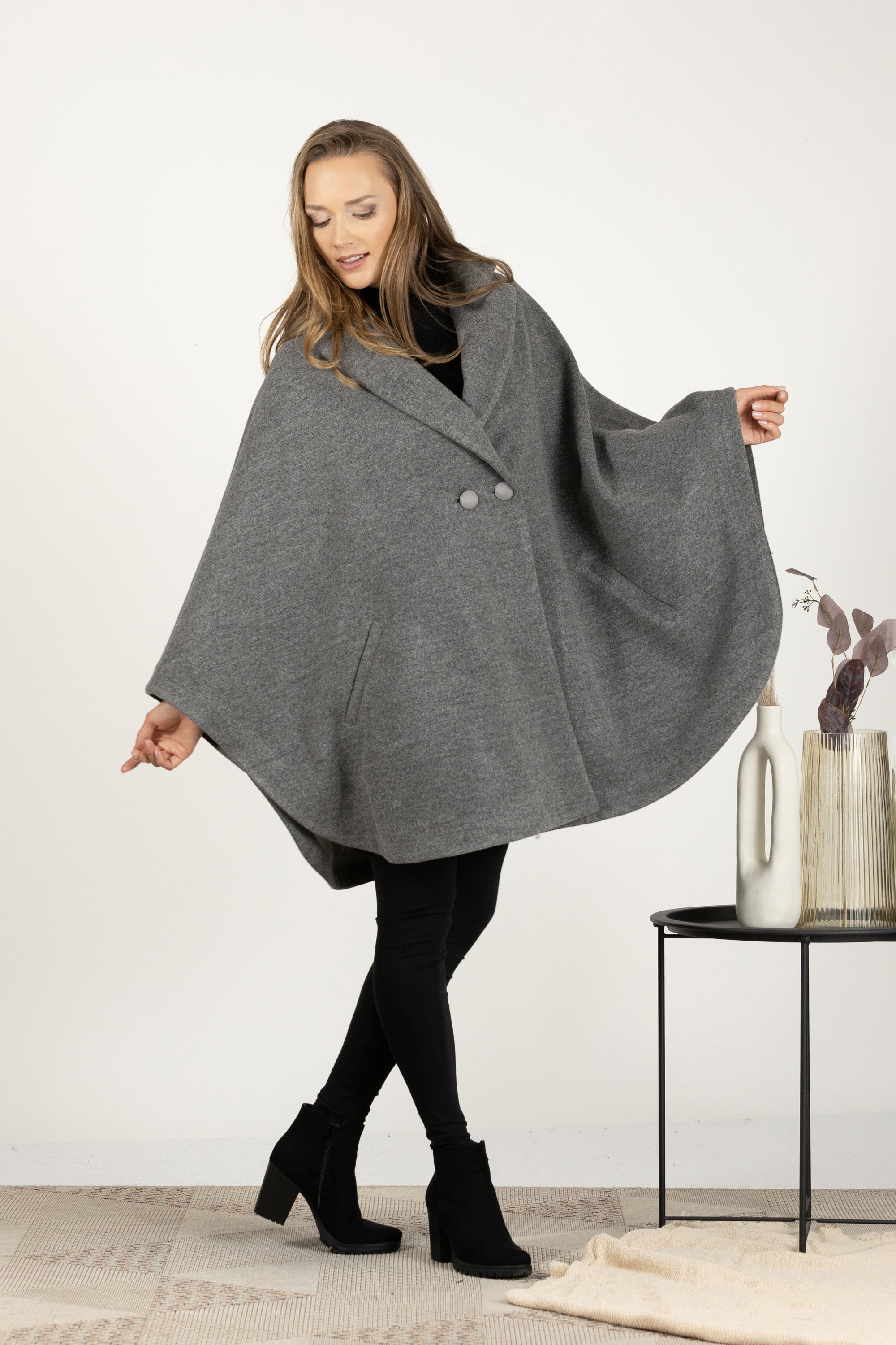 One-size gray cape coat with buttons and pockets
