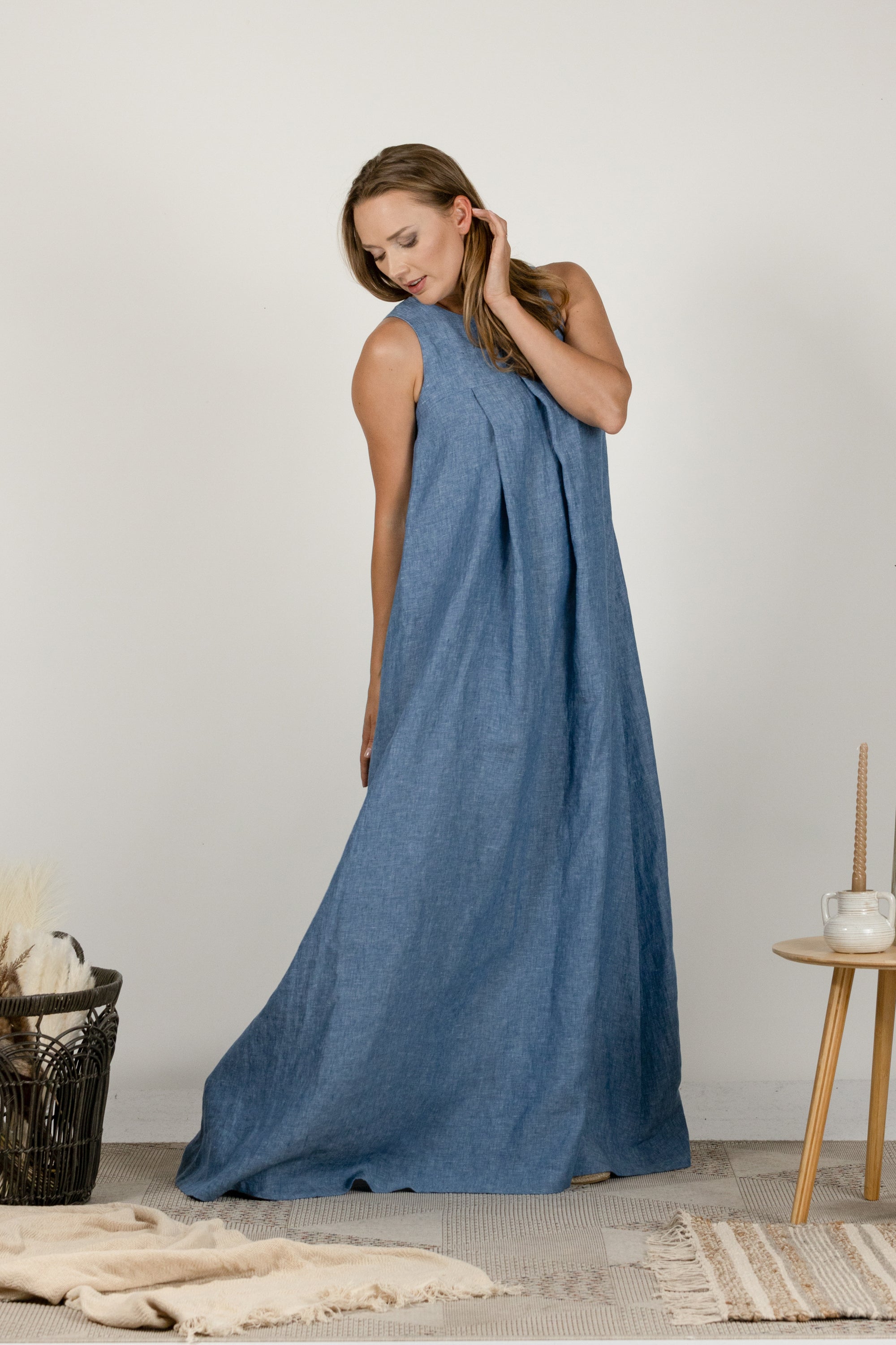 Flowy trapeze silhouette linen dress