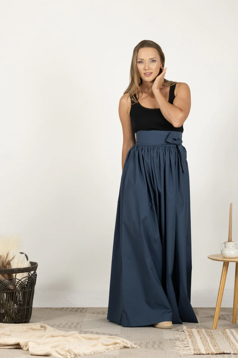 Feminine spring look with Bow Duo blue skirt

