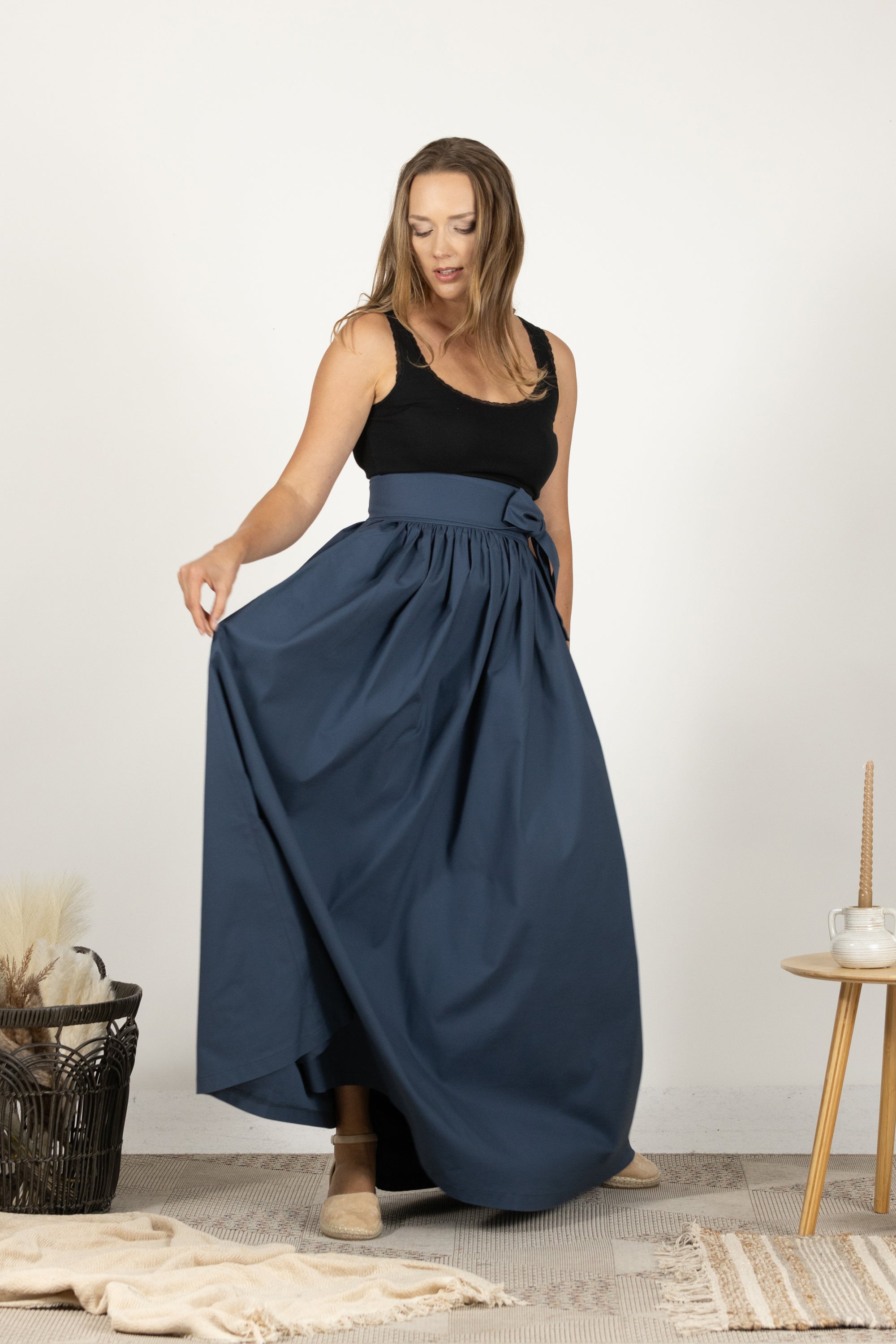 Черна свободна пола с висока талия и джобове